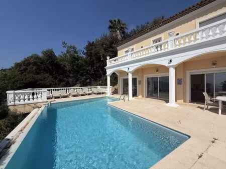 élégante villa avec piscine à débordement et vue mer exceptionnelle