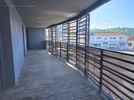t4 avec terrasse  parking  porche commodités