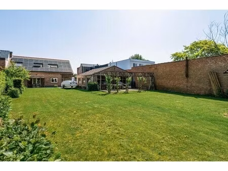 karaktervolle hoeve met 4 slaapkamers  magazijn en ruime tuin te lint