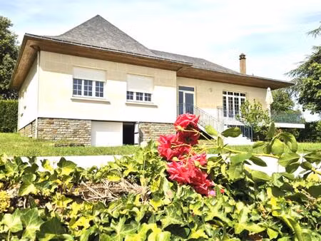 charme traditionnel et beaux volumes pour cette maison familiale à flanc de coteaux