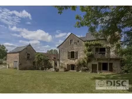 magnifique propriété composé de quatre gîtes autour d'une cour  grande piscine et jardin.