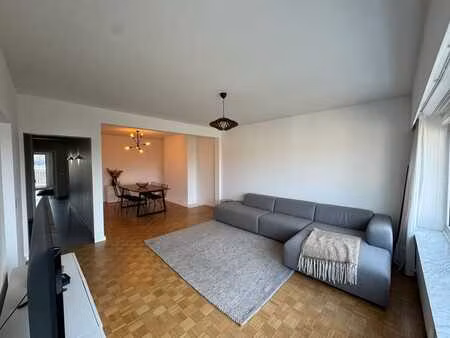 bemeubeld appartement met 2 slaapkamers en garage