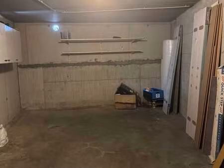 garage fermé avec porte automatique