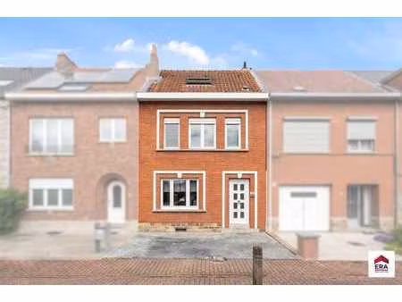 charmante maison 2 façades avec 4 chambres et jardin à lot!