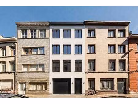 bâtiment avec permis pour 8 chambres + garage  situation st…