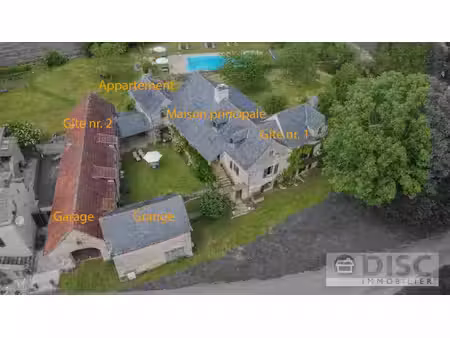 magnifique propriété composé de quatre gîtes autour d'une cour  grande piscine et jardin.