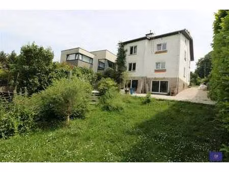 grande villa séparée en 2 logements