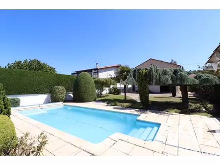 maison à les martres-de-veyre (63730)