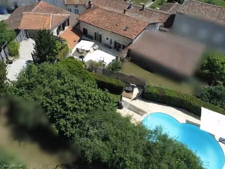 belle maison dans un village médiéval avec 2 gîtes et