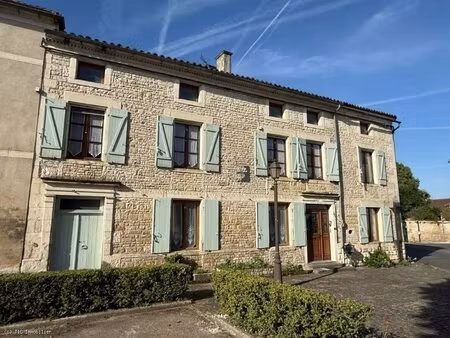 charmante maison de village avec 5 chambres à courcôme
