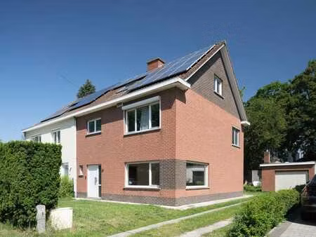 maison spacieuse à moitié ouverte avec du caractère