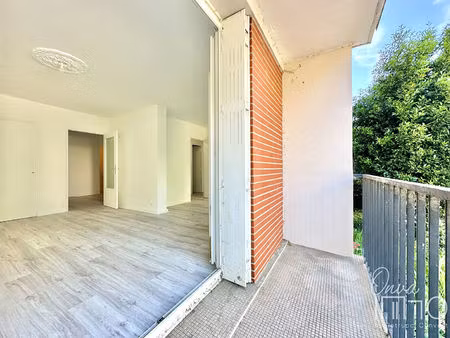 poulettes/la doua - t3/t4 de 70m² avec balcon et parking