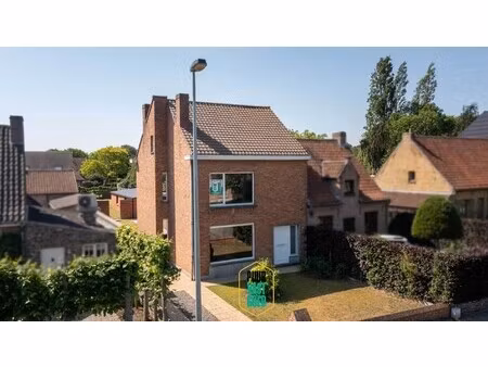 degelijk halfopen woonhuis met aparte boei en zuidgerichte tuin  op 534 m² grond