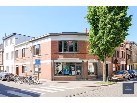 karaktervolle eigendom met handelsruimte en renovatiepotentieel