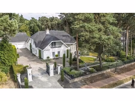riante villa (maar liefst 454m² woonopp.) vlakbij nederland