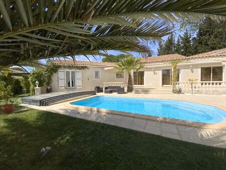 villa de plain pied à 3 km d'uzès   jardin paysagé avec piscine.