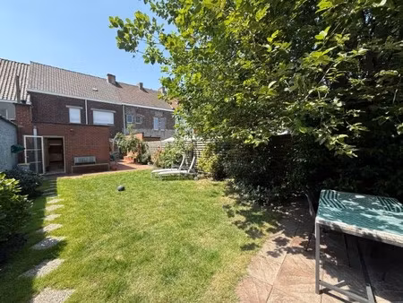 ruime woning met tuin en garage op uitstekende ligging