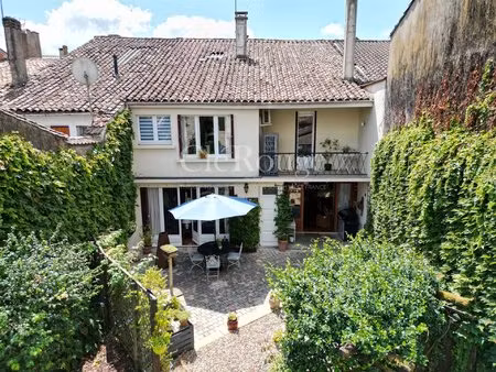 monségur - maison de village spacieuse  à pied de nombreuses les commodités
