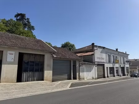 ancien garage et atelier 535m2 avec un appartement a renover  et petit jardin
