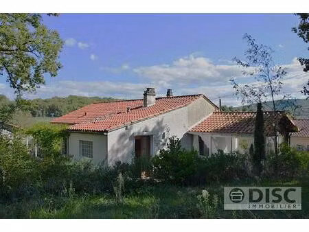 spacieuse maison avec jardin et garage.