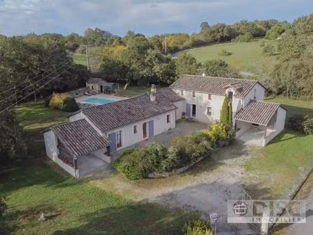 propriété divisé en deux habitations avec jardin et piscine
