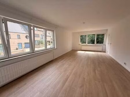 appartement 2 ch  remis à neuf  3eme étage avec ascenseur