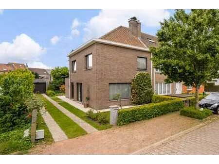 flora : maison 3 façades avec 3 chambres  garage et jardin d
