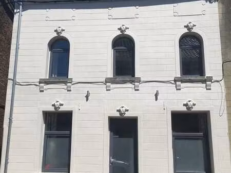 maison rénovée avec jardin et accès sur le côté