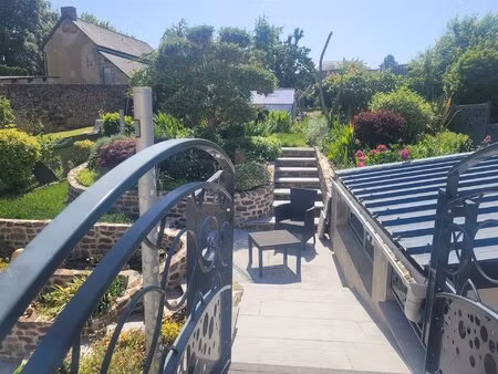 propriété de village avec jardin paysager et garage