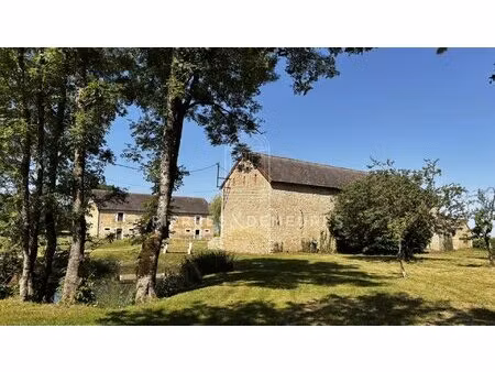 fermette renovee avec dependances et parc ombrage