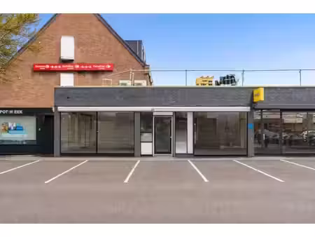 bâtiment d'angle commercial d'environ 220 m² avec une excell