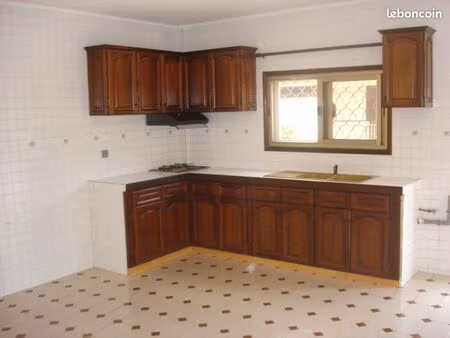 appartement t2 semi-équipé avec grande véranda sécurisée – cogneau larivot