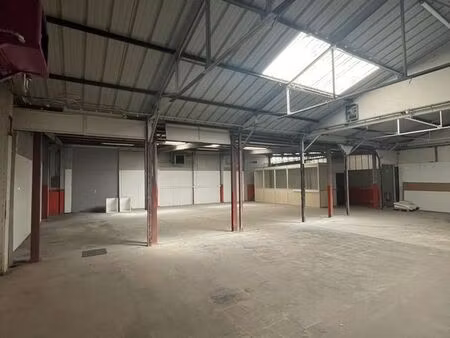 local de 300 m² avec accès facile pour chargement/déchargement