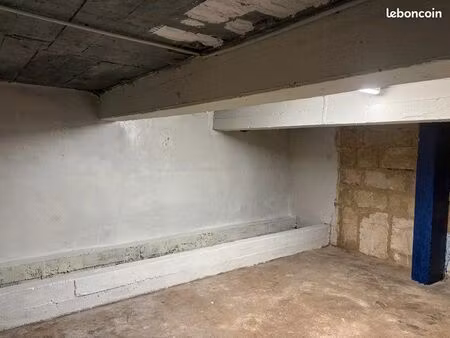 grand local de stockage en sous-sol