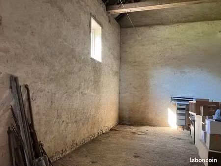 bayeux grand local de stockage de 25m2  sein et sécurisé  garde meubles ou autres  facile 