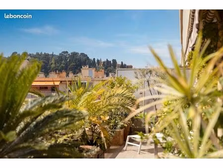 un 3 pièces atypique de 74m2 + terrasse de 60m2 au cœur de nice - quartier port