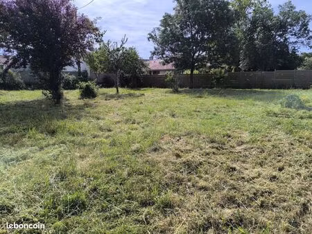 l'isle jourdain- terrain viabilisé et plat - construction libre - quartier calme - proximi