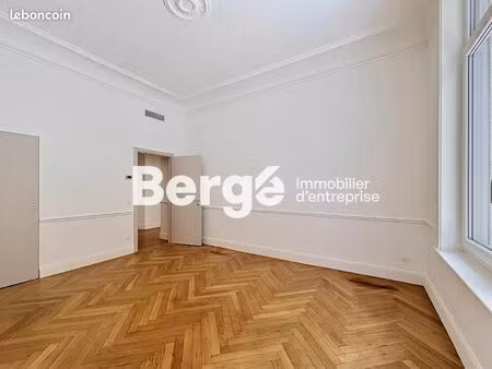 bureau 104 m²