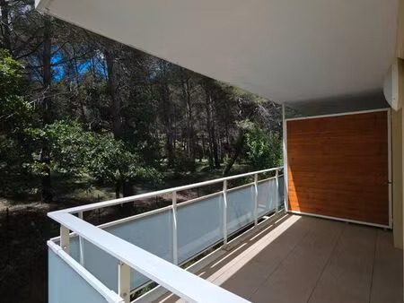 t2  43m² – dernier étage  vue pinède  + parking  à 15 min d’aix-en-provence