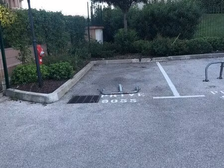 parking à louer ( antibes les pins)