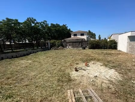 ? terrain constructible viabilisé de 450 m² exposé plein sud  situé au 24 chemin de trigan