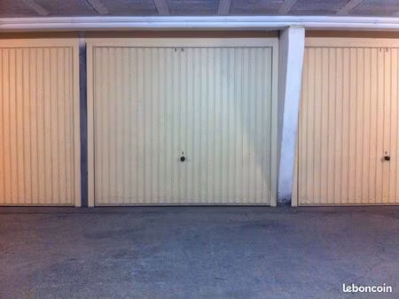 particulier loue garage fermé