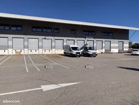 local logistique 2 200 m²