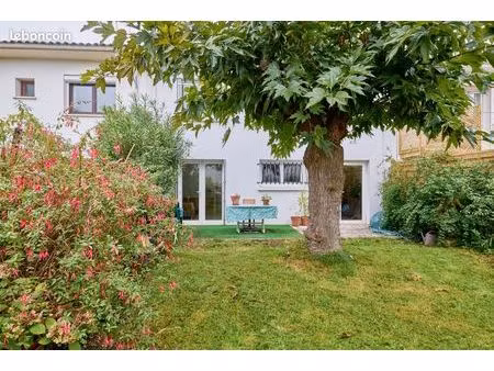 maison familiale dans un environnement calme et privilégié  années 70  avec un jardin arri