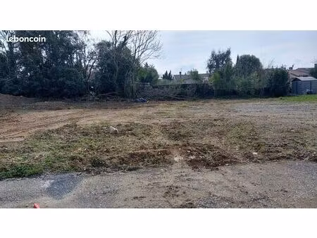 terrain 1 580 m² guitres