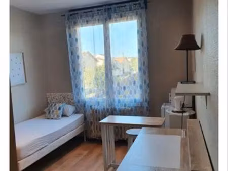 location arles chambre comme studio indépendant
