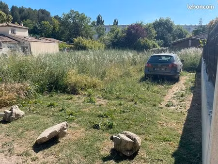 terrain de 700 m2 à louer