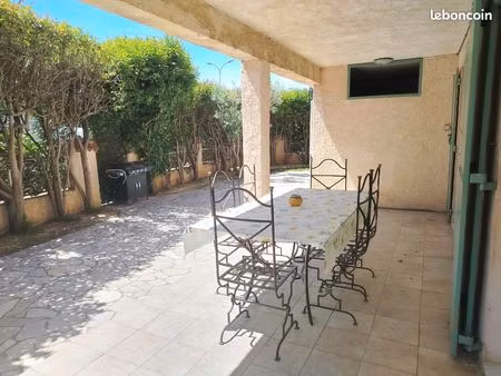 rez-de-villa meublé t3 avec terrasses jardin privatif et accès espace piscine