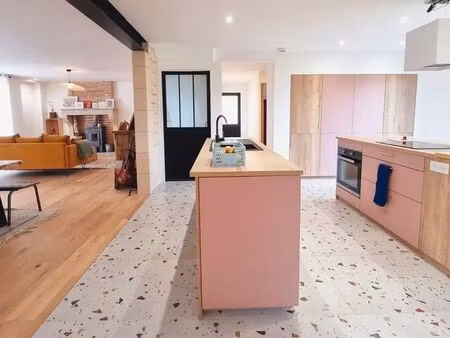 maison en pierres rénovée – 250 m² – 4 chambres – jardin de 640 m² – proche autoroute