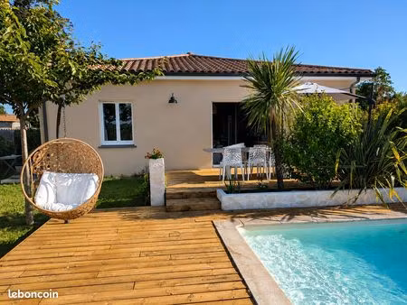maison récente avec jardin et piscine